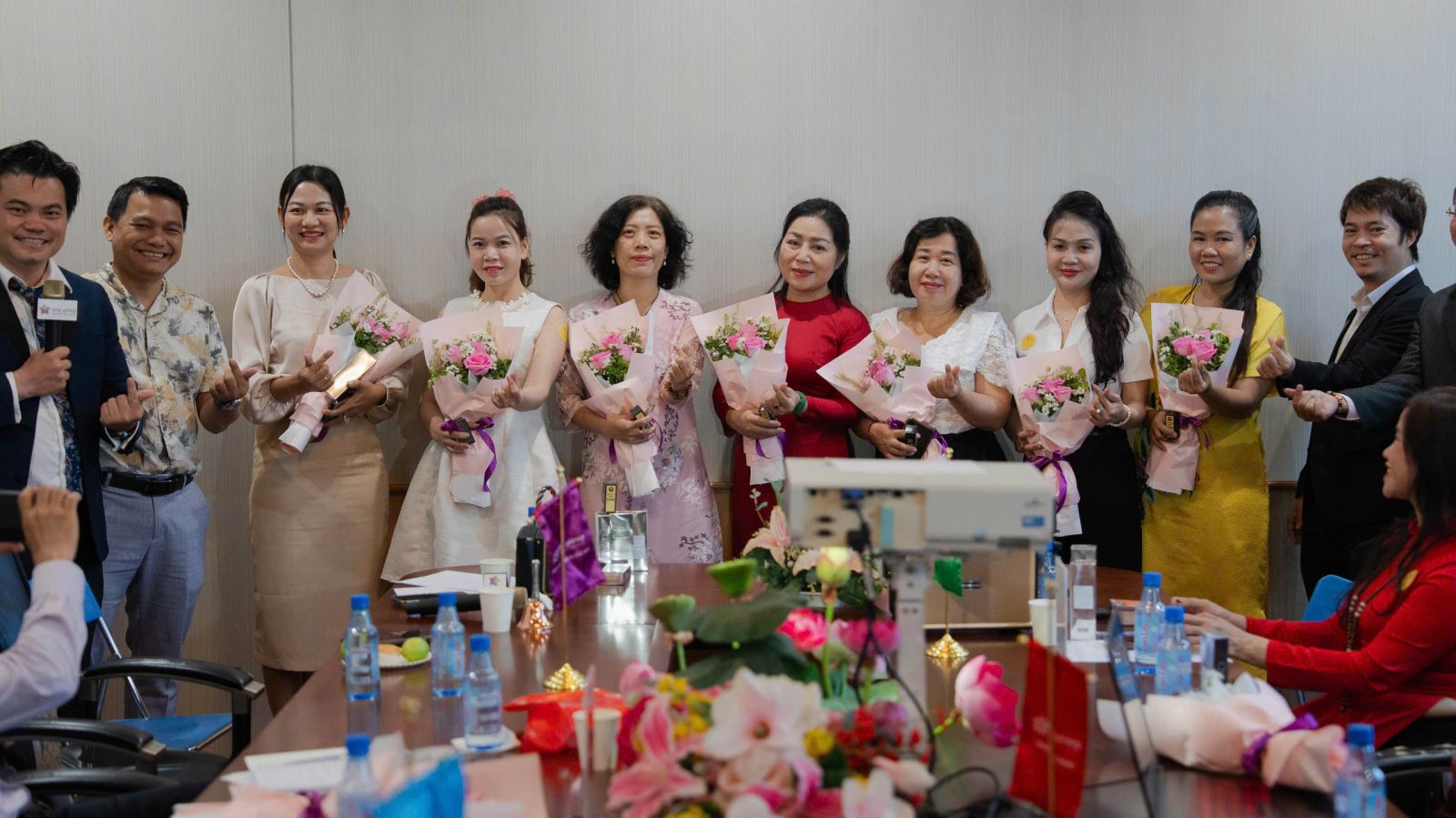 Ban điều hành SNG GROUP tặng hoa và quà chúc mừng chị em phụ nữ là thành viên chính thức và khách mời đặc biệt của SNG Group nhân ngày 8/3