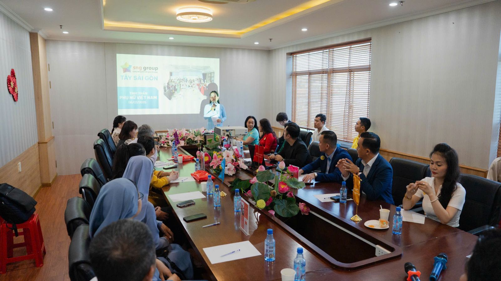 MC Kiều Chinh (đứng, áo dài xanh) – Chủ cửa hàng yến sào Hồng Quân và là MC điều phối chương trình giao lưu kết nối giao thương tại sự kiện
